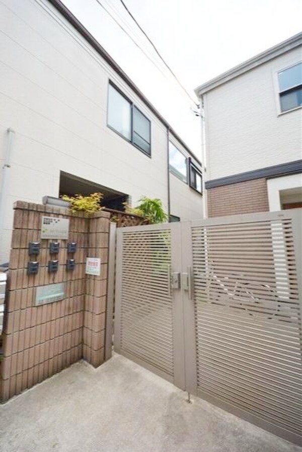 エントランス(部屋探しは株式会社　タウンハウジング　までお気軽にお問合せ…)