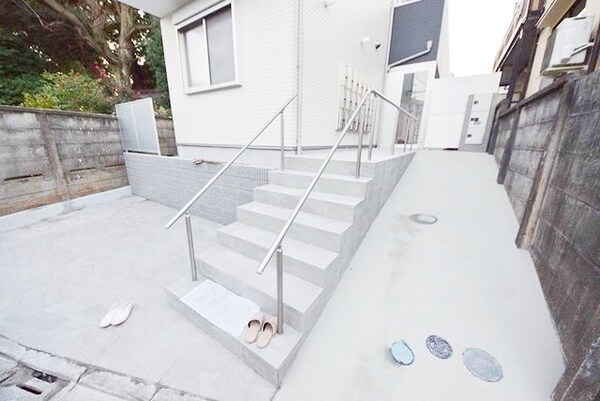 エントランス(部屋探しは株式会社　タウンハウジング　までお気軽にお問合せ…)