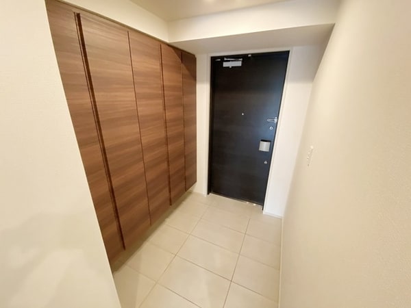 玄関(お問合せは(株)タウンハウジングレジデンス事業部　赤坂店・…)