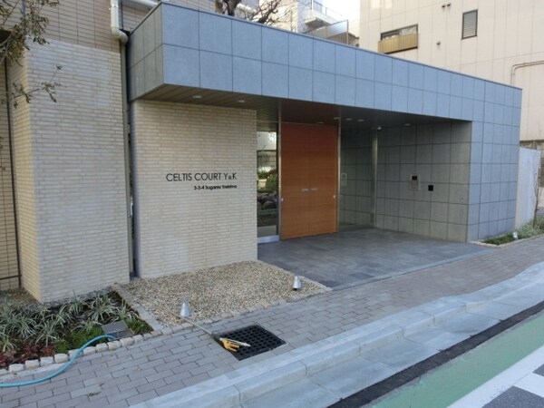 エントランス(すっきりとしたデザインのエントランス)