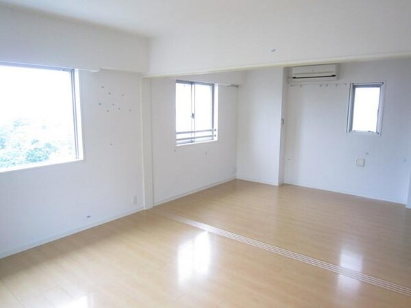 リビング・居室(二面採光で日当り良好なお部屋☆)