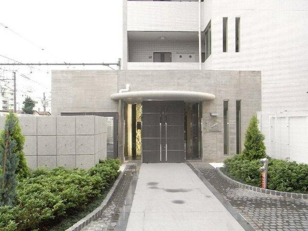 外観(入り口には緑があります)