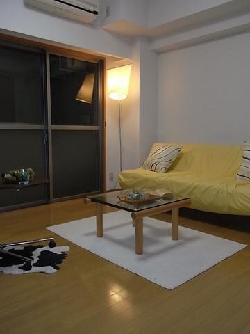 物件内観写真2　(明るい居住スペース)