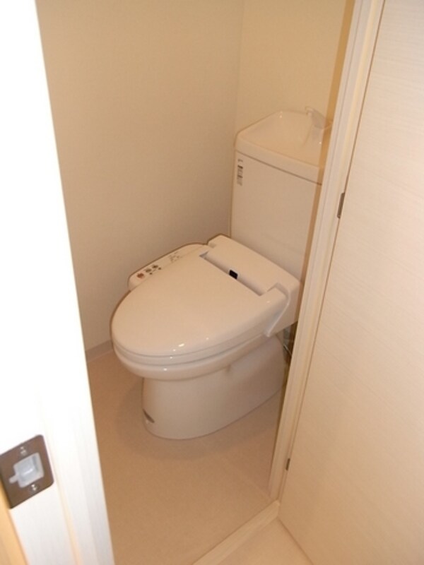 トイレ(温水洗浄機能付き暖房便座)