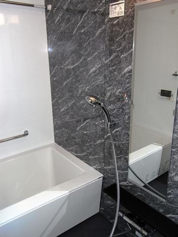 バス／シャワールーム等(ゆったりとしたバスルーム（浴室乾燥機付き）)