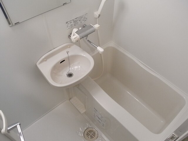 物件内観写真3　(浴室乾燥機付バスルーム)