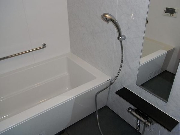 バス／シャワールーム等(ゆったりとしたバスルーム（浴室乾燥機付き）)