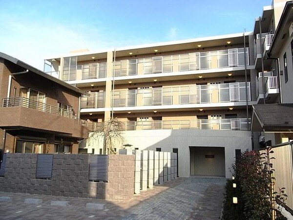 外観(閑静な住宅街にある低層マンション)