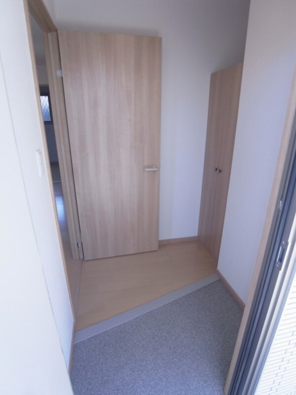 玄関(★シューズＢＯＸ付の玄関★※別のお部屋の参考写真)