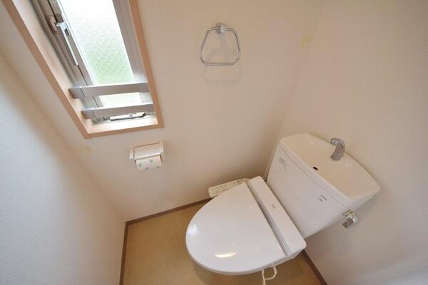 トイレ(★窓付きのトイレスペースです★)
