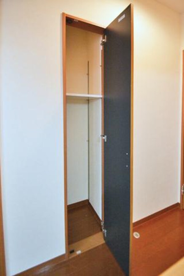 その他(キッチン横収納（可変棚）)