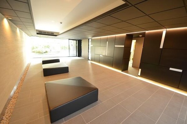 共有部分(広めのエントランス中)