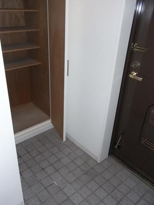 玄関(シューズボックス付き玄関)