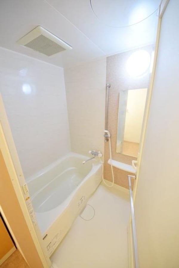 バス／シャワールーム等(★広めの湯舟ですのでゆっくりと浸かれます★)