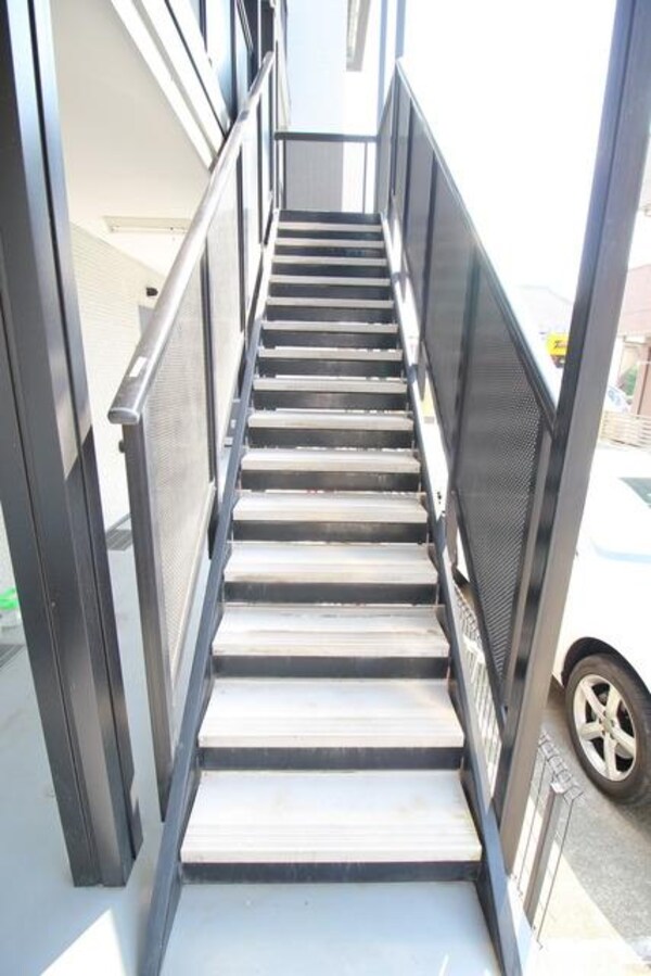 エントランス(☆二階へは階段を使用します☆)