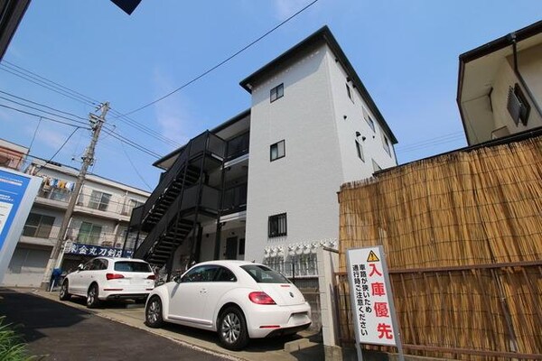 外観(☆のどかで静かな住宅街に佇む建物です。陽を遮る建物も周りに…)