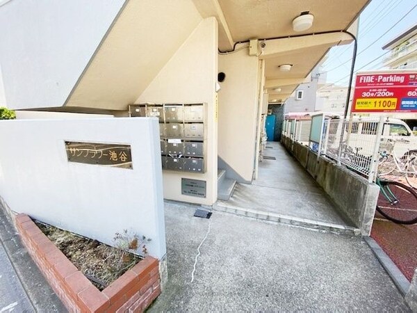 エントランス(人気の世田谷区で住環境良好)