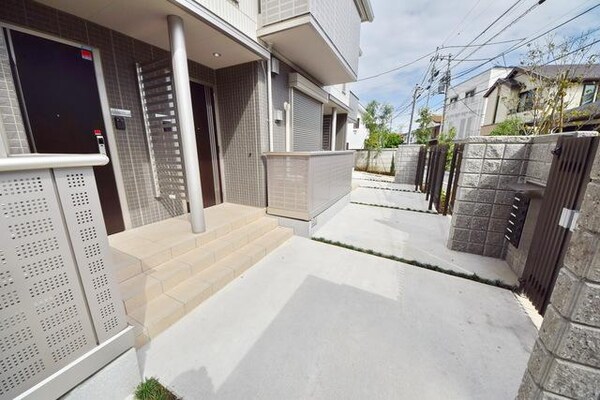 共有部分(★建物前のエントランススペースです★)