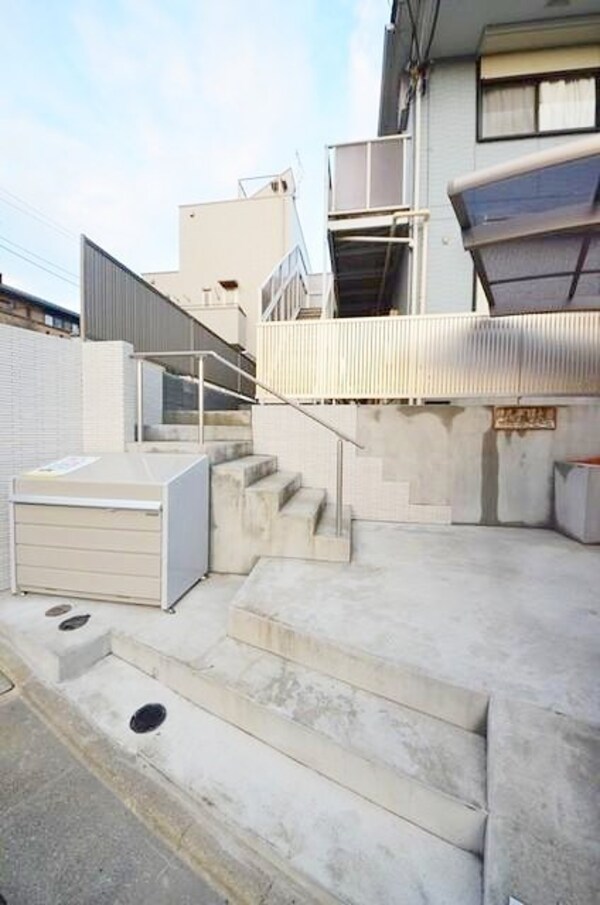 エントランス(部屋探しは株式会社　タウンハウジング　までお気軽にお問合せ…)