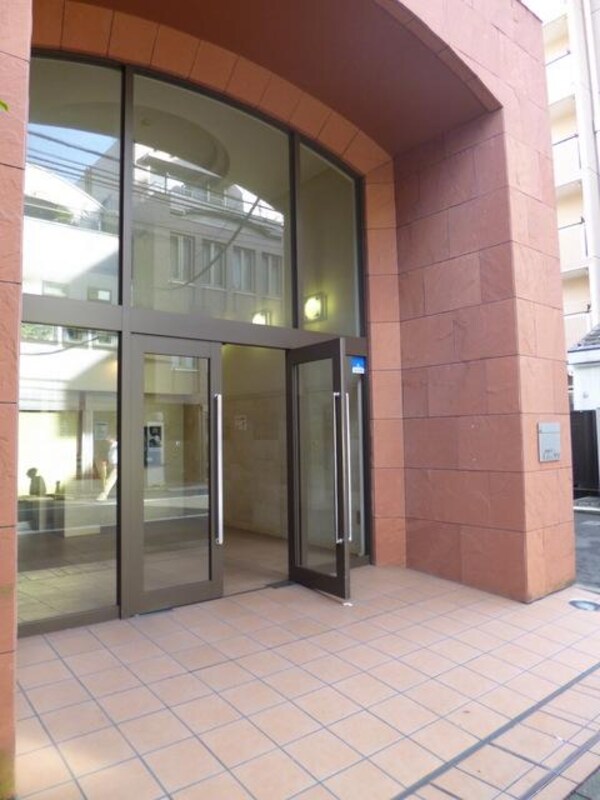 エントランス(部屋探しは株式会社　タウンハウジング　までお気軽にお問合せ…)