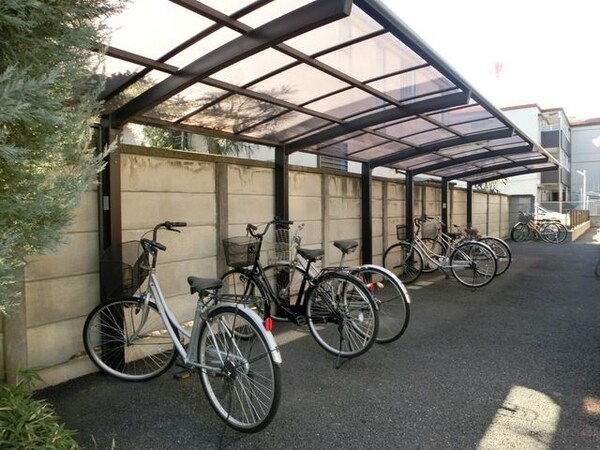 駐車場(屋根付きの駐輪場)