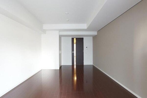 リビング・居室(洋室１０帖以上の広いお部屋です)