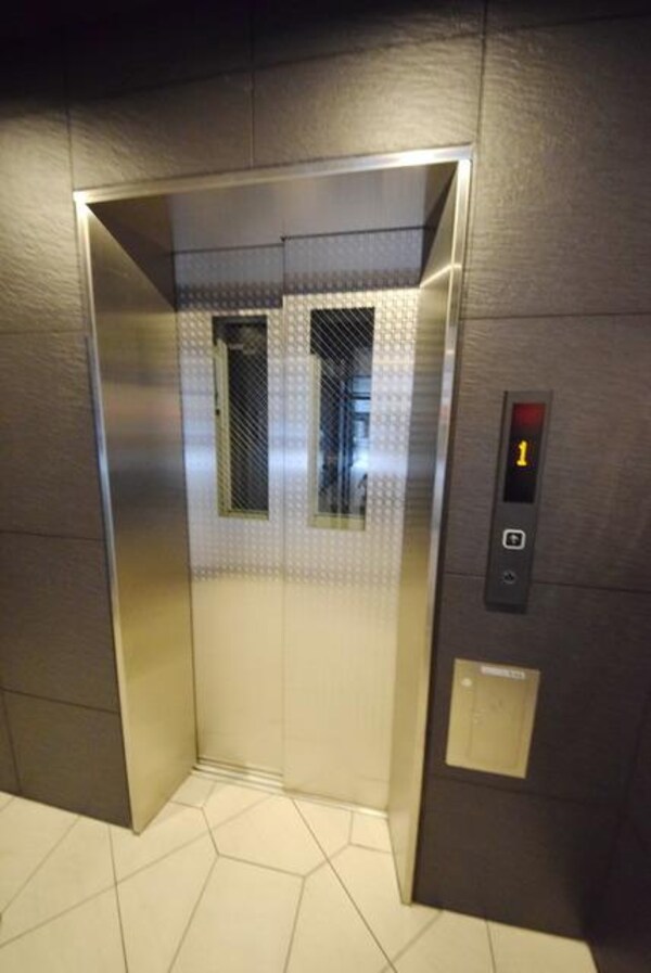 ロビー(エレベーター完備)