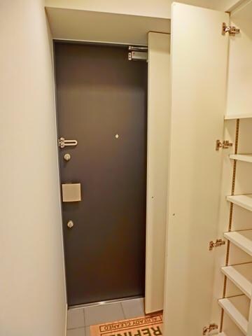 物件内観写真10　(たくさん入るトール型シューズボックス)