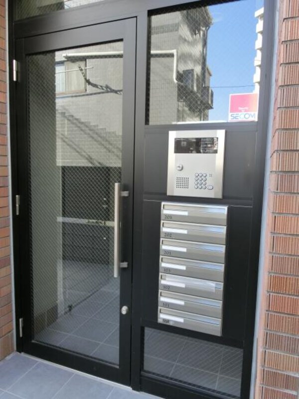 エントランス(安心のオートロック完備)