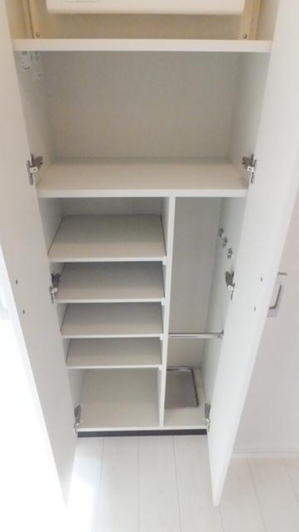 玄関(シューズＢＯＸ完備)