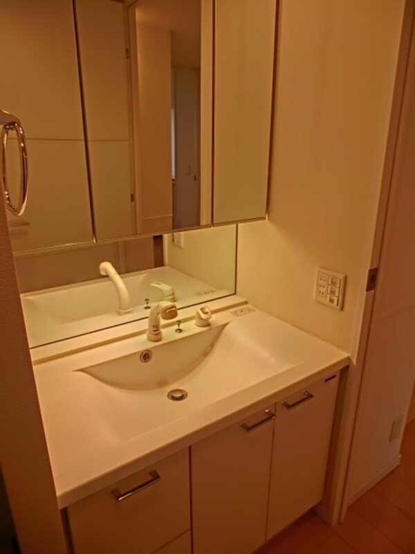 洗面(3面鏡　シャンプードレッサー付き洗面台)