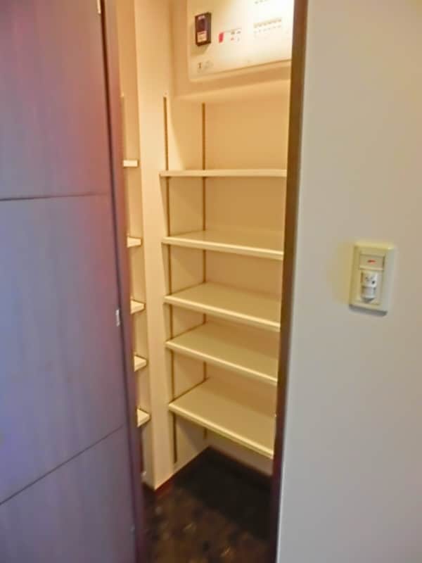 玄関(大容量シューズＢＯＸです)