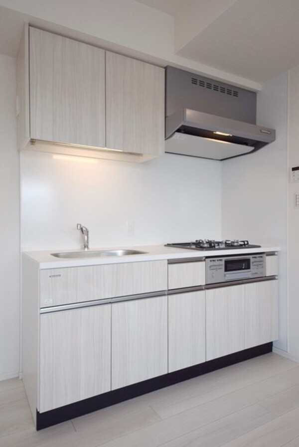 キッチン(調理スペースも確保されたシステムキッチン)