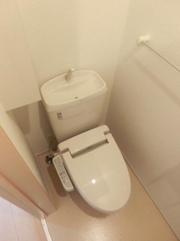 トイレ(ウォシュレット完備の御手洗いです。)