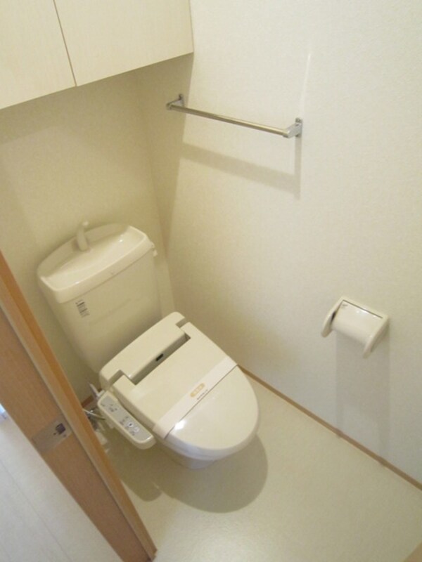 トイレ(温水洗浄便座付のトイレです)