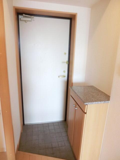 玄関(シューズボックス完備の玄関です)