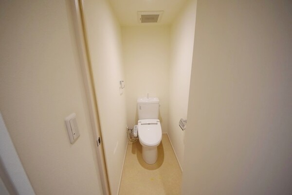 トイレ(白を基調とした清潔感のあるトイレです)