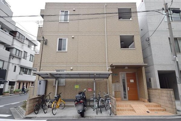 外観(向かいには便利なコンビニ)