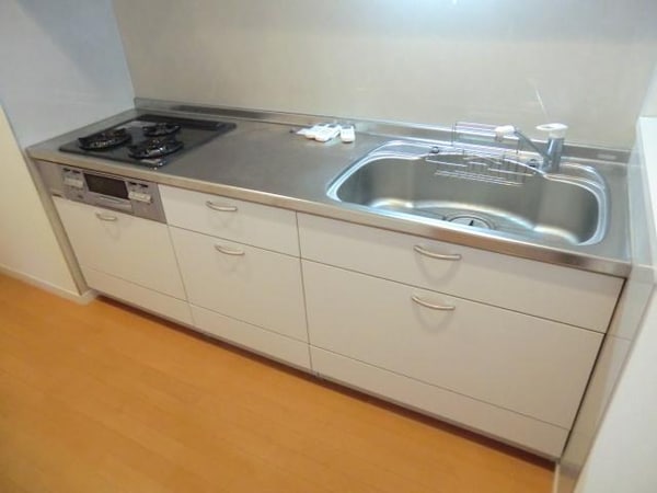 キッチン(３口グリル付システムキッチン完備)