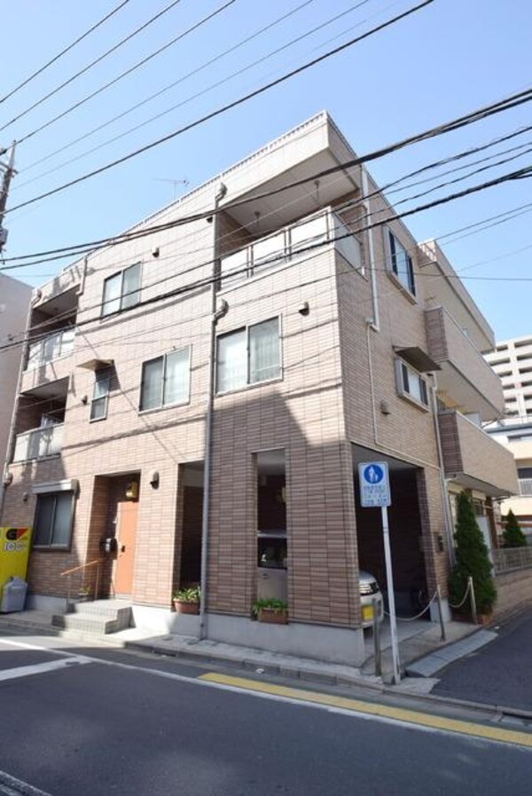 外観(周辺は住宅街)