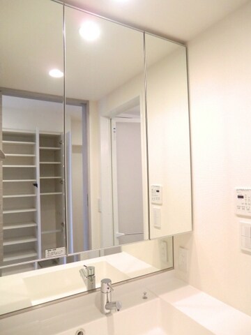 物件内観写真5　(☆大きな鏡の独立洗面台☆)