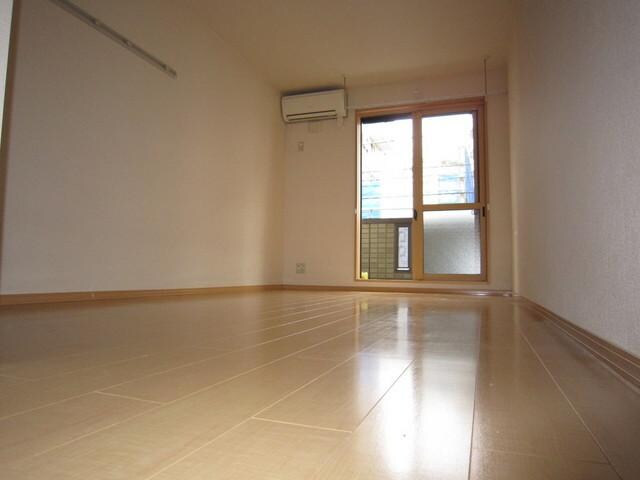 物件内観写真2　(９帖のフローリングのお部屋です。)