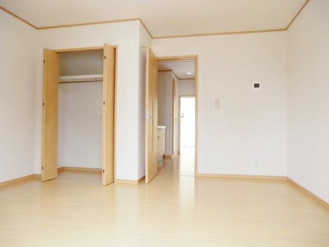 物件内観写真2　(南西向きの明るいお部屋)