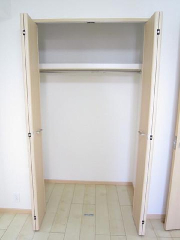 玄関(ハンガー掛け付収納)