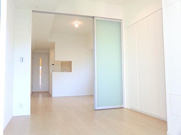 リビング・居室(広々した明るいフローリング居室)