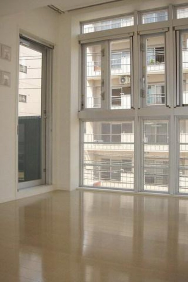 その他室内・内装(大きな窓があり明るい室内です。)