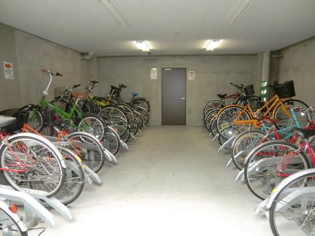 その他(雨の日も安心屋内駐輪スペース)
