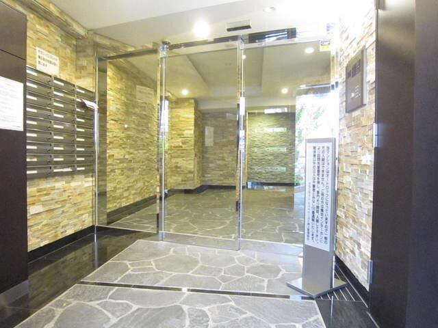 エントランス(重厚感あふれるエントランス)