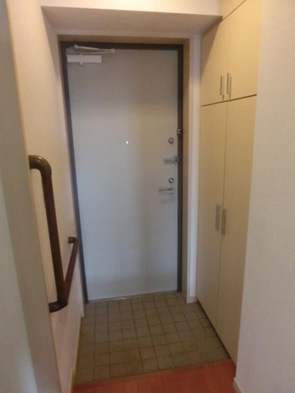 玄関(大きな下駄箱を完備)