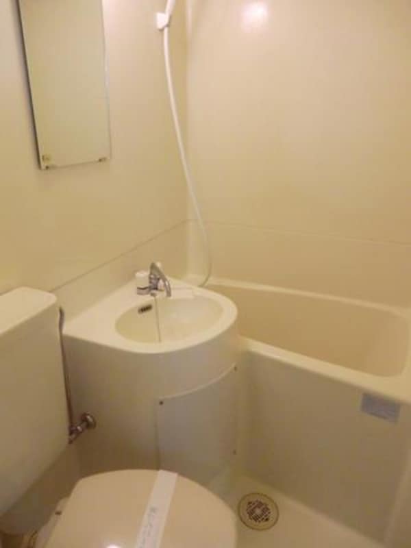 バス／シャワールーム等(3点ユニットバス　清潔感あるバスルーム)